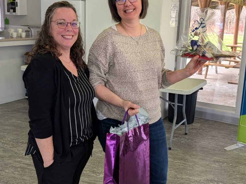 2 femmes dont l'une reçoit un cadeau